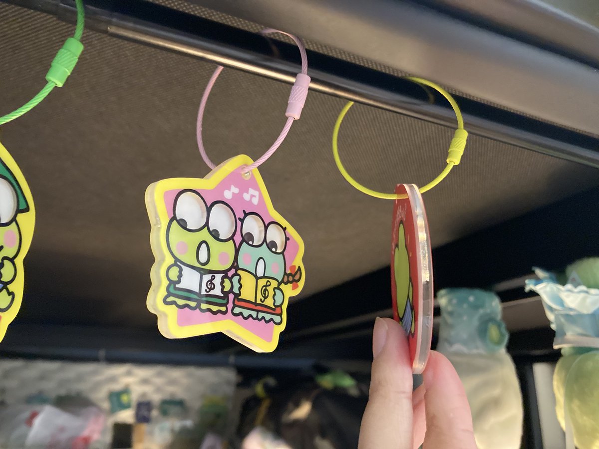 kerokerokokoppi's tweet photo. ⚠️注意喚起⚠️

引用にある「けろけろけろっぴ アクリルキーホルダー」についてです！

画像4枚目のように釣って飾っていたのですが、側面を触った際に粘着のようなベタベタが手につき、不審に思い見てみると目がきょろきょろせずに固まっていました

続↓ https://t.co/tyUhYxkpRm