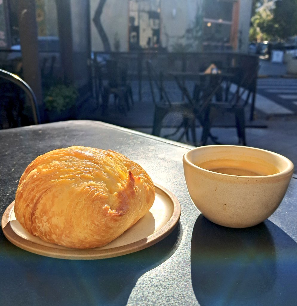 LaBluevinos's tweet image. Buen día Chuitters! Que tengan un gran #jueves 
Second coffe esperando a @AndreaniOk que dice que te entrega, miente y no pasa . Será verdad q hoy entreguen en  Nicaragua al 4500 el pallet que les llego a Avellaneda el lunes! Hacemos RT así todos tenemos vino?