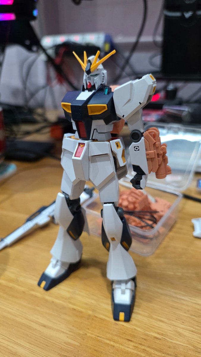hana988951's tweet photo. Taking it step by step with the custom variant of my Nu Gundam. The beam spray gun for now is occupying where the beam saber storage is. Final build will move the spray gun to the other arm while keeping the original beam saber.
#entrygrade #gunpla #ガンプラ https://t.co/QI7EOb0Epd