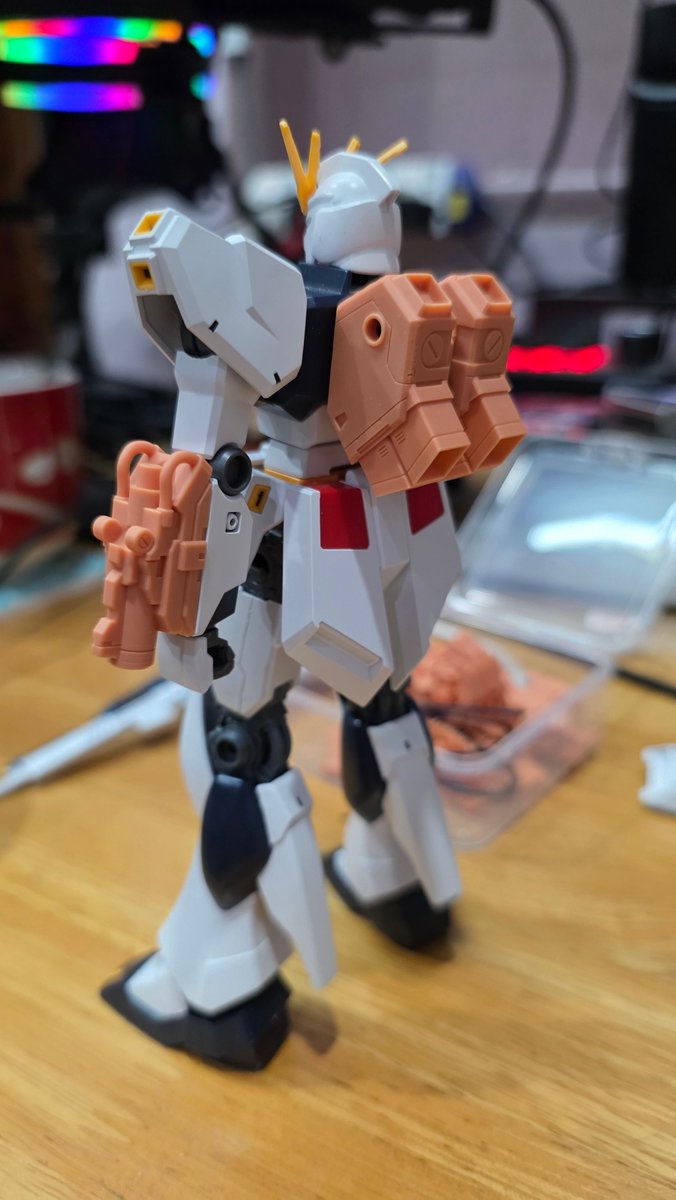 hana988951's tweet photo. Taking it step by step with the custom variant of my Nu Gundam. The beam spray gun for now is occupying where the beam saber storage is. Final build will move the spray gun to the other arm while keeping the original beam saber.
#entrygrade #gunpla #ガンプラ https://t.co/QI7EOb0Epd