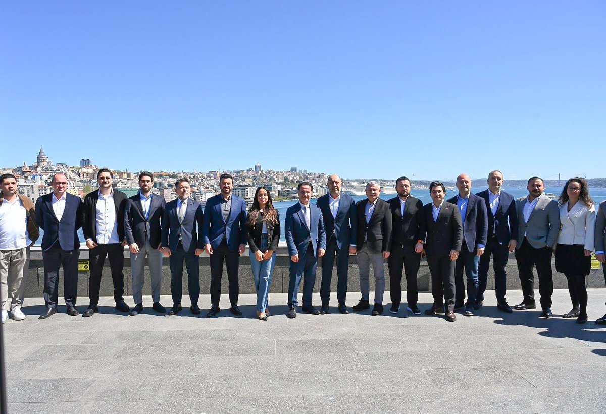 Hidayetyld's tweet photo. İstanbul Ticaret Odası Taşıt Kiralama ve İlgili Hizmetler Meslek Komitesi tarafından düzenlenen, İTO Yönetim Kurulu Üyesi Sayın Dr. Salih Sami Atılgan’ın başkanlığında gerçekleşen Yetki Belgesi Uygulamaları Toplantısı’nı 28 Nisan’da İstanbul Ticaret Odası’nda gerçekleştirdik. Toplantıda; araç kiralama sektörüne yönelik yetki belgesi uygulamaları, yeni mevzuat hazırlıkları, öz mal araç sayısı, denetim mekanizmaları ve uygulama süreçleri kapsamlı şekilde ele aldık. 
Sektörümüzde kurumsallaşmanın güçlendirilmesi, haksız rekabetin önlenmesi ve kayıt dışılıkla etkin mücadele edilmesi adına yürütülen mevzuat çalışmalarını son derece kıymetli buluyorum. 
Güçlü bir mevzuat altyapısının ve uygulanabilir denetim süreçlerinin, sektörümüzün daha kurumsal, daha güvenilir, daha denetlenebilir ve daha yüksek standartlara sahip bir yapıya kavuşmasına önemli katkı sağlayacağına inanıyorum. Sektörümüzün sağlıklı gelişimi için ortak akıl ve iş birliği içinde yürütülen her çalışmayı son derece değerli buluyorum.