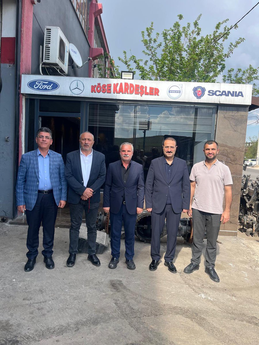 AVAHMETAKSOY's tweet photo. Önceki dönem Hüdapar milletvekili adayı olan akrabamız Sn. Mustafa Köse’ yi Evren Sanayi Sitesindeki işyerinde ziyaret ettik. https://t.co/OemuuZpTiK