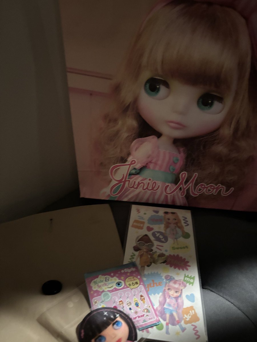 異色 tweet media