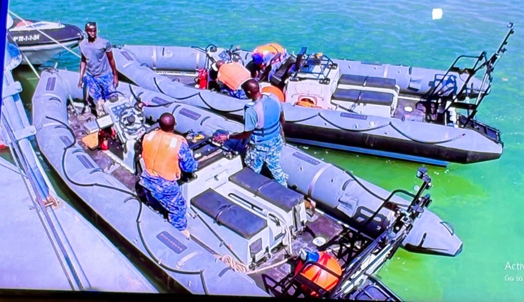 UKDA_BANJUL's tweet photo. Chief GAF Navy, Cdre Barrow, discuss maritime security &amp; challenges; illegal fishing, irregular migration &amp; Narcotic smuggling. Heard how🇬🇧delivered🚤&amp; Royal Navy training deliver strong operational impact across search and rescue,⛴️law enforcement, &amp; migration interdiction. https://t.co/OE4Wx0fZsd
