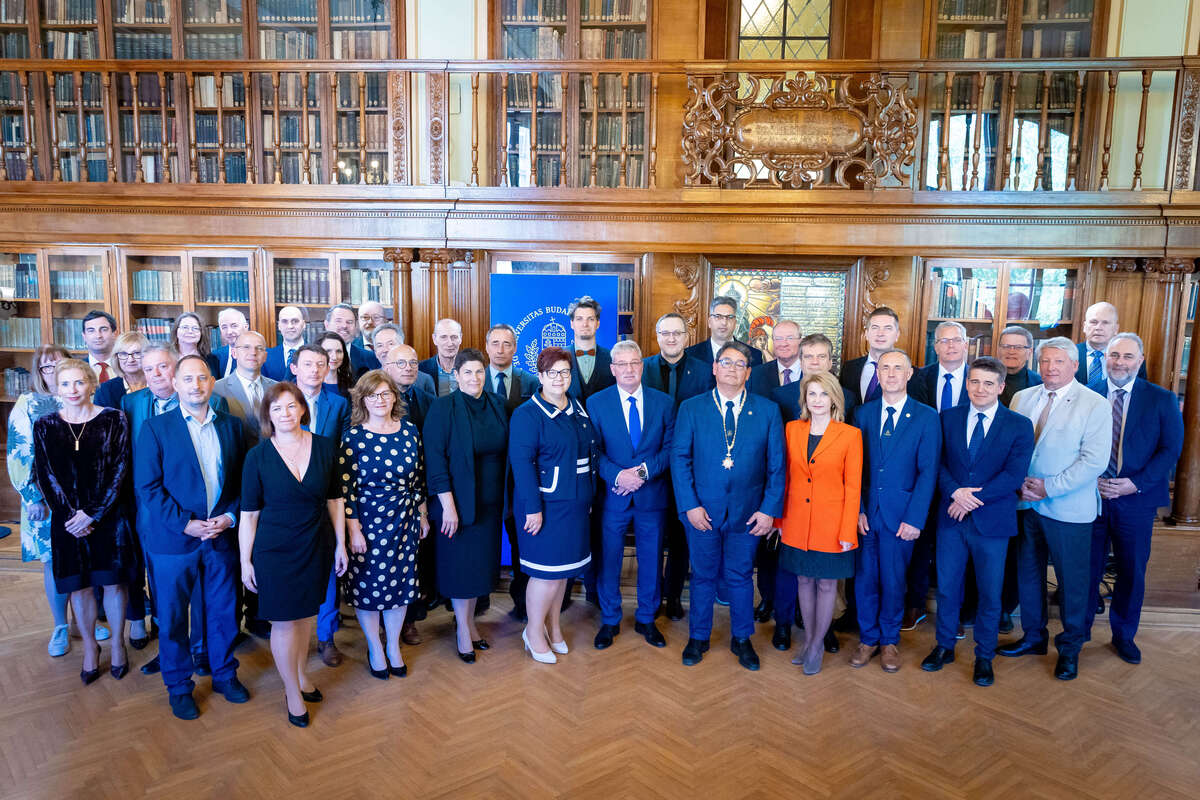 semmelweishu's tweet image. No need to choose between clinical work and research.

Semmelweis University’s hybrid program combines residency + PhD with 30+ healthcare partners.

🔗 semmelweis.hu/english/2026/0…

#SemmelweisUniversity #MedicalEducation