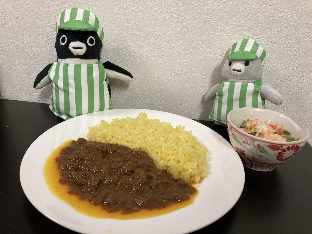 店員ペン達から今日の晩ごはん紹介🐧

ロイヤルデリの冷凍ビーフジャワカレー🍛にRF1のサラダ🥗

おかしいなあ🤔ちゃんとまぜまぜしたのに油が分離しちゃった。

🐧：盛り付け下手だぺん💧これじゃカフェの店員さんにはなれないぺん。

食べるの専門になるからいいんでーす😤