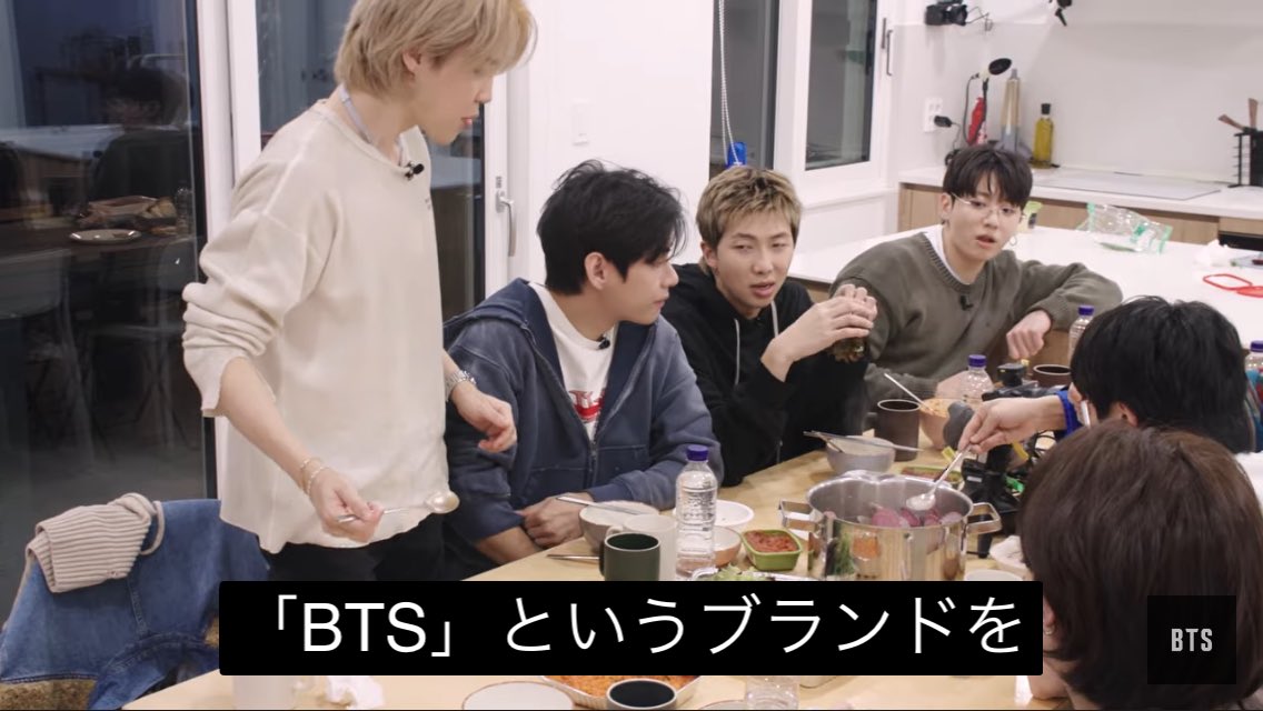 Yc3rXpjO1iGvF96's tweet photo. 🐨BTSというブランドを
🐥直接食べていいよね？
🐨十数年かけて作ってきたのにもったいないし
🐥やっぱりよそって食べようかな
↑
真面目な話をしたいナムさんとご飯で頭がいっぱいのジミンさんからしか生まれないマリアージュ https://t.co/Qv04JLcBzU