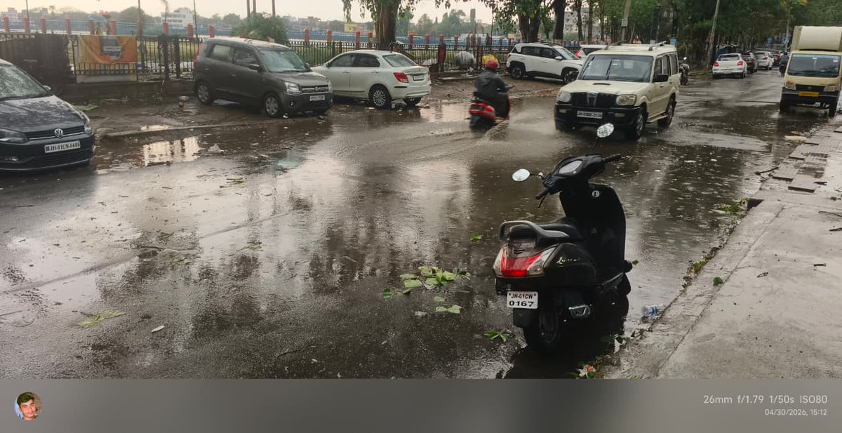 fjcci's tweet photo. बड़ा तालाब/सेवा सदन पथ में जल निकासी की व्यवस्था नहीं होने के कारण हर वर्षा में दुकानें/घर जलमग्न रहते हैं। यहां अस्पताल/धर्मशालाएं भी हैं,जिससे आमजन को भारी परेशानी होती है। आज मात्र 10 मिनट की मामूली बारिश में ही ऐसी तस्वीर चिंतनीय है
@rmccommissioner कृपया तत्काल संज्ञान लें। https://t.co/DY1n5JwC0b