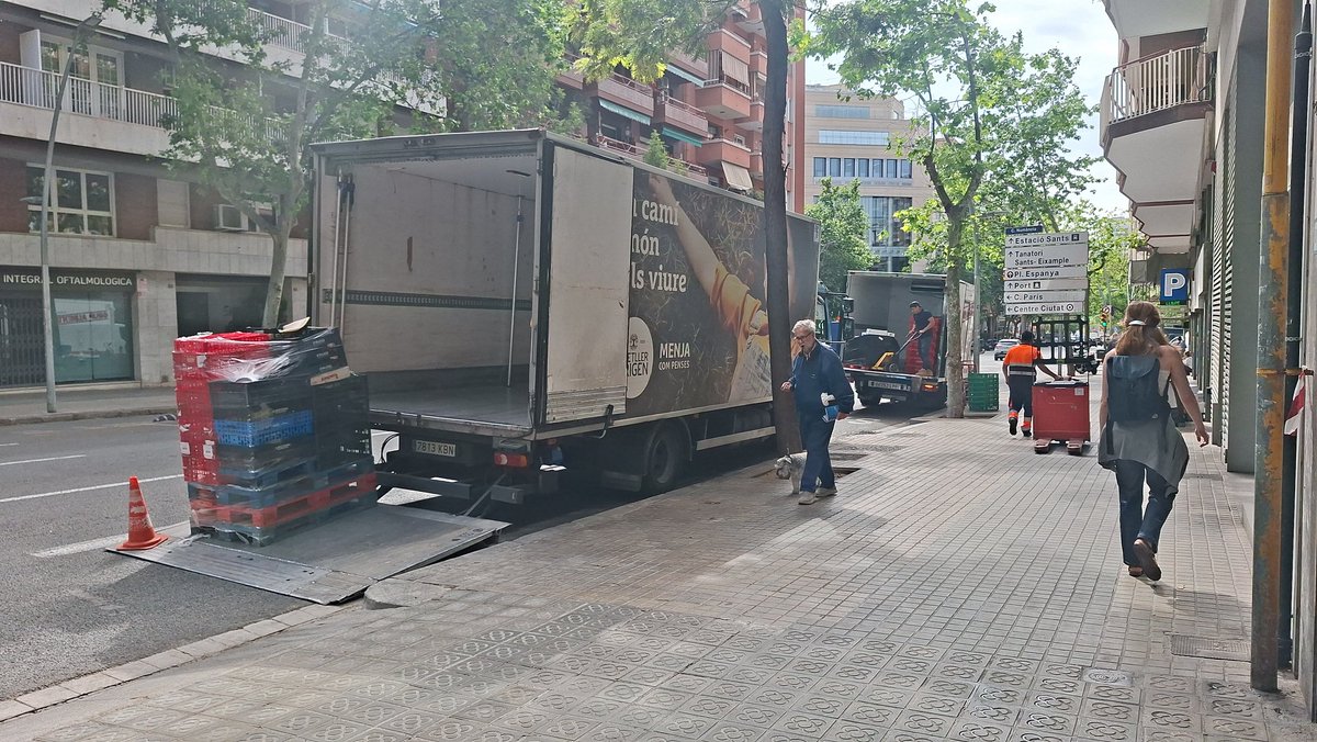 GausachsNuria's tweet photo. 😱😱 @AmetllerOrigen ven una imatge de sostenibilitat i valors que a la pràctica es desmunta. El centre de Berlín/Numància, botiga de més de 2000m², n'és l'exemple clar: manca total de respecte per treballadors, veïns i el mateix territori. 🍎📉

La realitat del "Mercat d'Autors":

❌ Incivisme amb el barri: No tenen rampa de mercaderies pròpia i utilitzen les dels veïns. La porta de Numància 53 és un punt de conflicte constant.
❌ Engany amb la proximitat: Molt màrqueting, però el producte sovint ve de ben lluny, oblidant els nostres agricultors per buscar el marge de benefici. 🚜🌍
❌ Maltractament logístic: Treballadors i transportistes operant en condicions precàries al mig del carrer, ocupant espai públic i privat.

@AmetllerOrigen, es pot parlar d'origen i valors mentre es trepitja i es molesta el gual privat dels veïns? 🏗️🤔

Adjunto foto perquè veieu com obstaculitzen de forma sistemàtica dos guals particulars dels edificis del costat. 👇📸

#AmetllerOrigen #LesCorts #BCN #Incivisme #AgriculturaReal