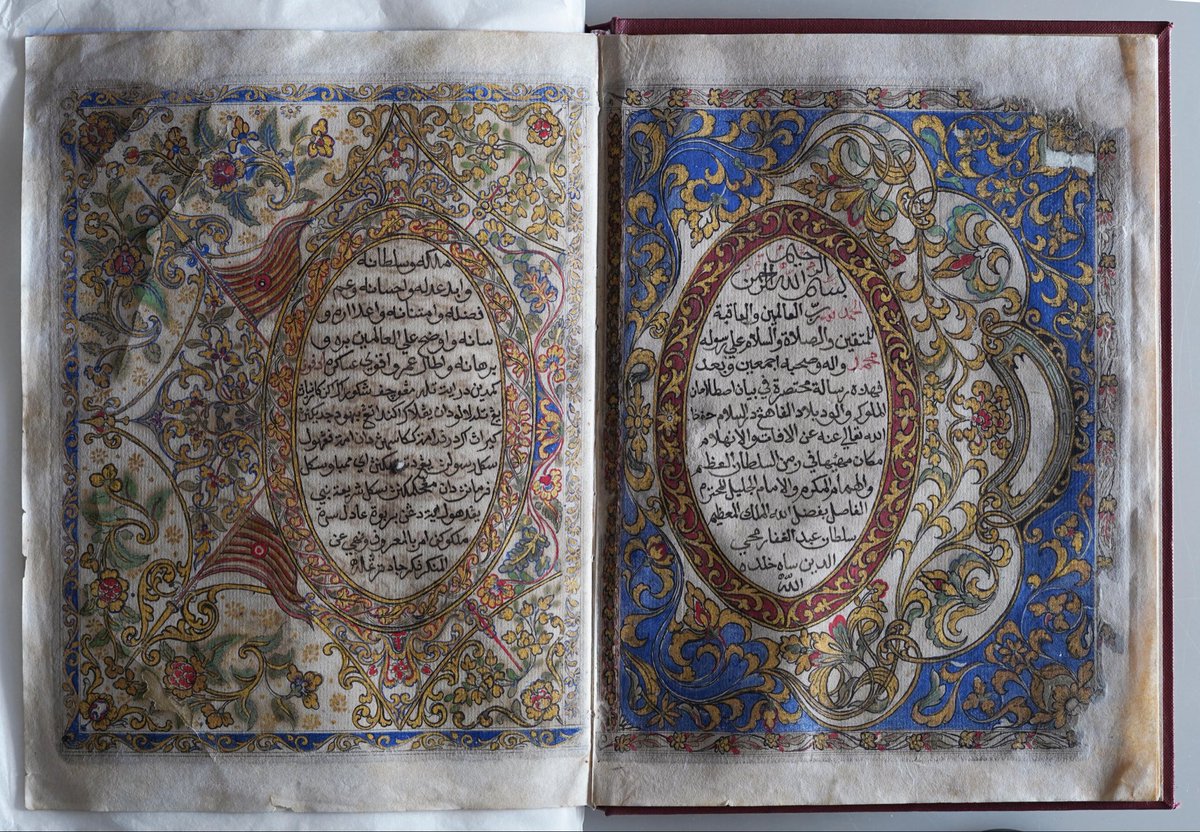 yekgovtr's tweet photo. Elementler, moleküller ve filigranlar: Kraliyet yazmasının hikâyesi Kitap Şifahanesi’nde açığa çıkıyor 🔬📜✨

Pahang Kraliçesi Tunku Azizah tarafından Kuala Lumpur Büyükelçiliğimize tarihlendirilmek üzere iletilen yazma eser, Kitap Şifahanesi’nde  incelenmiştir. Eserin tezhip üslubu değerlendirilmiş, kâğıt incelemesi yapılmış, mürekkep ve pigmentleri üzerinde spektroskopik analizler gerçekleştirilmiş, UV ve IR filtreli kameralar ile görüntüleri kaydedilmiştir.
🔍Eserin mürekkep korozyonuna uğramış alanlarının, ipek olduğu düşünülen bir malzeme ile kaplandığı ve bu alanlar üzerine restorasyon yapıldığı görülmektedir. Tezhip üslubunun Malay yazmalarında görülen, İslâm sanatlarının prensiplerini de taşıyan, yerel bitkisel formlara dayanan bir üslup olduğu anlaşılmaktadır. Bu yönüyle tezyinatın 17. yüzyıl ve sonrasına ait olduğu düşünülmüştür.  
🔬Eserin orijinal metin kısmına ait olan Avrupa menşeli kâğıtta tespit edilen aslan figürlü filigranın aslen Hollanda üretimli kâğıtlarda kullanıldığı ve 17. yüzyıldan itibaren yazılan eserlerde tespit edildiği;  ayrıca tespiti yapılan VDL (Van der Ley) harflerinden oluşan ve kâğıt üreticisine dair bilgi sunan countermark adı verilen işaretin de 17. yüzyılın sonlarından itibaren yazılan eserlerde görüldüğü belirlenmiştir. 
☢ Eser bezemeleri üzerinde tahribatsız, yerinde ve numune alınmadan XRF ve Raman spektroskopisi aracılığıyla analizler gerçekleştirilmiştir. Analizler sonucunda demir mazı mürekkebi, vermilion (zincifre), kırmızı kurşun (sülyen), lapis lazuli ve altın varlığı tespit edilmiştir. Belirlenen bu malzemeler, tarih boyunca uzun dönemli kullanım örnekleri göstermektedir.
⚠️Yeşil renkli alanlarda elementel analiz ile tespit edilen Cu (bakır) ve As (arsenik) sinyalleri doğrultusunda tamamlayıcı moleküler teknik ile spektral özelliklerin irdelenmesi sonucu pigmentin Emerald Green ile yüksek derecede uyumlu olduğu görülmüştür. Bu pigment 19. yüzyıl başından itibaren üretilmiş ve küresel ticaret yoluyla yayılmıştır.
🧪 Metnin yazılı olduğu orijinal kâğıtta baryum tespit edilmiştir. Baryum sülfat (barit), özellikle 19. yüzyıl sonrası endüstriyel kâğıt üretiminde dolgu ve yüzey iyileştirme amacıyla yaygın biçimde kullanılan bir bileşiktir; bu veri eseri yüksek ihtiamalle 19. yüzyıl civarına tarihlendirmeye olanak sağlamıştır.  
💡   Gerekli tedkikler yapıldıktan sonra tarihlendirme süreci tamamlanmış ve eser teslim edilmiştir.