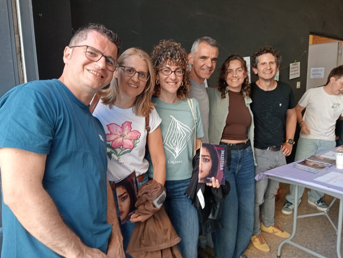 iesvae's tweet photo. FANZINESTELLÉS
Dimecres 29 d'abril la Casa de Cultura de @Ayto_Burjassot  acollí la presentació del FanzinEstellés, elaborat per l'alumnat del Batxillerat d'Arts amb la coordinació del Departament, centrat en la situació de Palestina.
Més informació en:
https://t.co/AyAMaAeaHe https://t.co/rdvcUfWxRt