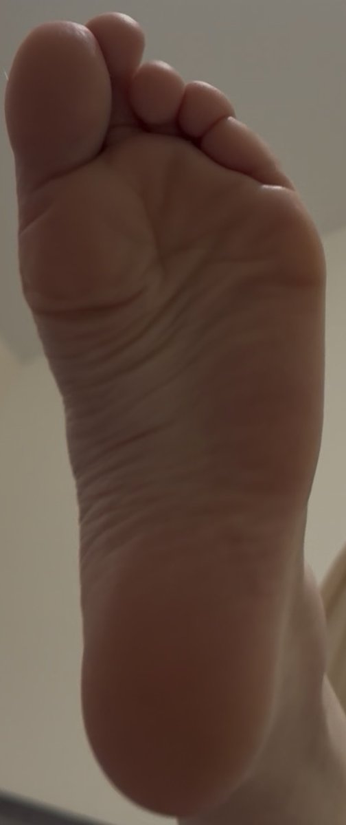 Colin Shares 👀 (her feet) tweet media