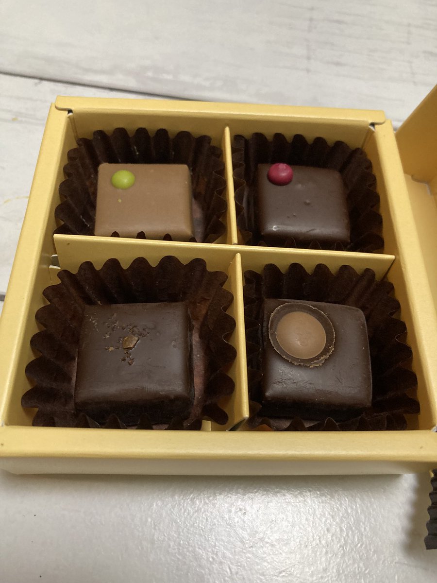 kanabun0803's tweet photo. 1枚目を買ったつもりが入ってたの全部四角い…トリュフが食べたかったのに…
#スリッティ https://t.co/lkYMh0SuPS