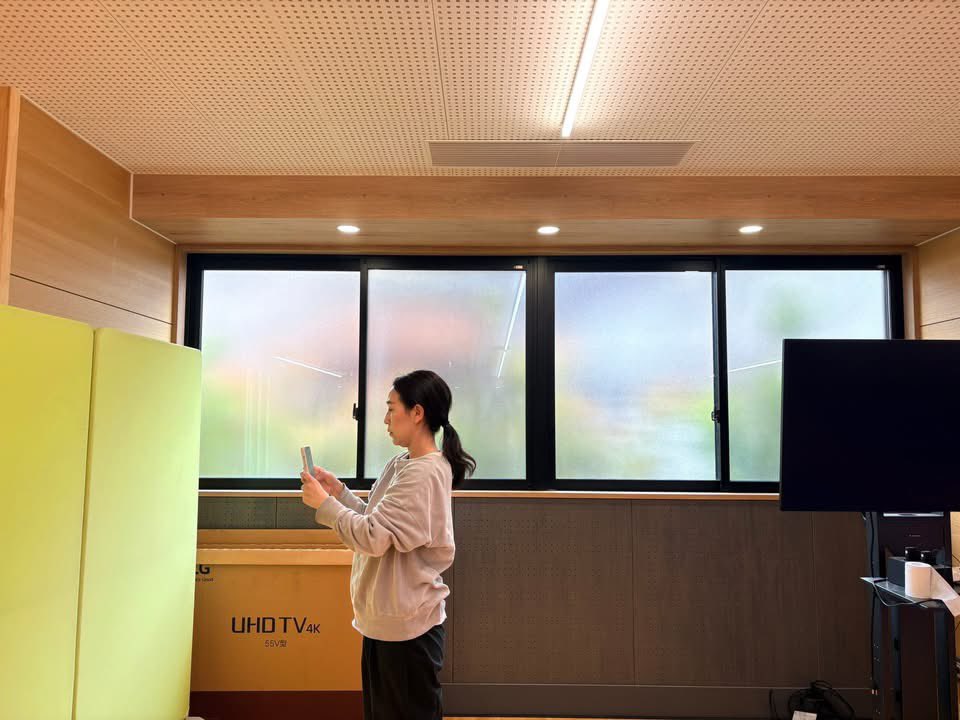 jioon73's tweet photo. 本日は、大阪朝高の下見日でした。
照明の池辺茜さん、
音響の大西博樹さん、
そして副座長の卞怜奈と共に
新校舎の大阪朝高の会場となる小体育室を1時間ほど下見しました。

大阪朝高の先生方には感謝しかありません。
体育室を劇場にすべく、あれこれと打ち合わせやお願いをしながら、サクサクと打ち合わせが進みました。

スマホには副座長のこの写真しかありませんが。

たった1日限りの『チマチョゴリ』です。

11時　（1人芝居）
13時半（2人芝居）（満席となりました）
16時（1人芝居）
19時（2人芝居）

大阪でこの作品を上演するのは、これが最後になりそうな予感がします。
是非、ご覧いただきたいです。

上演時間は60分です。

ご予約、お待ちしております！
（Facebookのコメントやメッセージでも、ご予約お待ちしております！）

ご予約はこちらです↓

https://t.co/DjxqzSNXhy