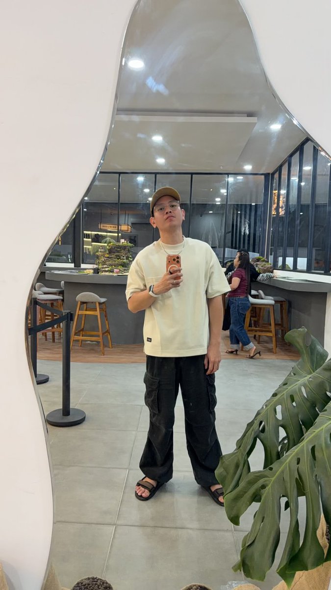itsHyungbob's tweet photo. Tanpa sadar kita akan menarik orang sesuai apa yang kamu pikirkan dan kamu rasakan. Ketika kamu belum menghargai diri, maka orang yang tidak tau diri mudah menghampiri. Maka dari itu mulailah untuk menghargai dirimu, mencintai dirimu, dan berbuat baiklah dengan dirimu sendiri. 🤍 https://t.co/ukAchGNphF