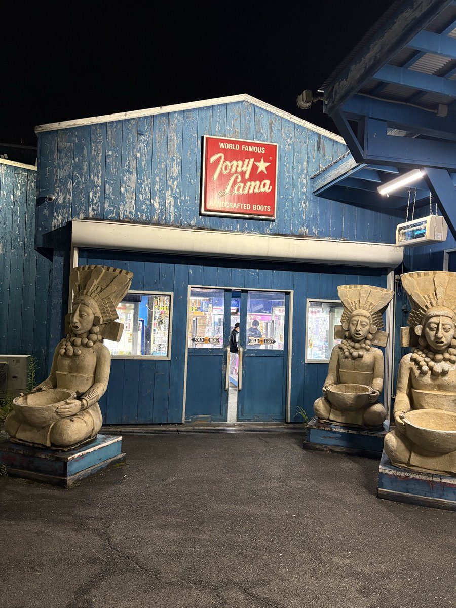 kaakun_712's tweet image. 4月30日　22:30 現在
開放倉庫 京都山城店
ショーケース

まさかここにあるとは‼️
やっと見つけた！
メルカリで¥10000越えやで！

#ファミコン　#スーパーファミコン
#開放倉庫　#レトロゲーム