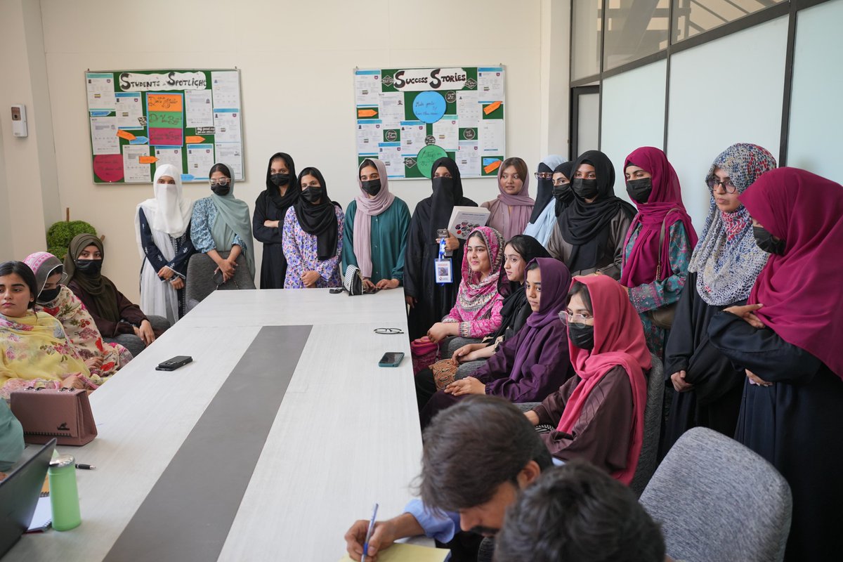 dunyaconsultant's tweet image. Hundreds of students secured their university roadmaps, got their IELTS strategies, and met with foreign delegates right here at our Sargodha branch. 

The energy was electric, and the opportunities handed out were life-changing.

#StudyVisa #Expo2026  #StudyAbroad #VisaExperts