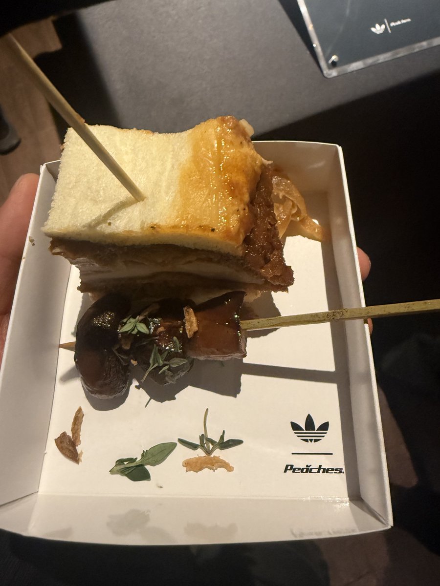 아디다스 앤 피치스!

#형석 #HYUNGSEOK 
#adidasOriginals #peachesoneuniverse