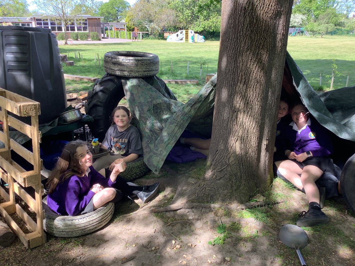 CranfordParkCE's tweet image. In art this term, #Year6 are studying trail-breaking artists who often use their art to symbolise themselves. In #forestschool the children created art using natural objects to symbolise something about themselves. 

#outdoorart #artinnature🌱🌺