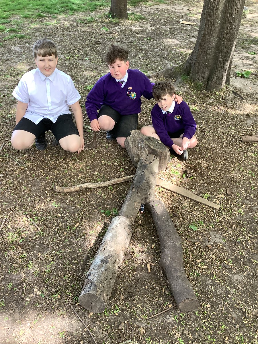 CranfordParkCE's tweet image. In art this term, #Year6 are studying trail-breaking artists who often use their art to symbolise themselves. In #forestschool the children created art using natural objects to symbolise something about themselves. 

#outdoorart #artinnature🌱🌺
