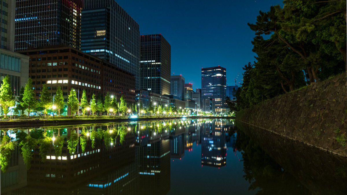 Sakashitagram_T's tweet photo. 【なぜ深夜散歩なのか】
「決断」とは「決めて断つ」こと
何かを選び進むためには、何かを捨てなければならない

仕事上、毎日がそんな意思決定の積み重ねですが、深夜に散歩をすると驚くほど思考がまとまるのです

自分の良さは「果断速攻」だと思ってますが、それは裏返せば「独断専行」

だからこそ、次の日を迎える前に、スローダウンしてゆっくり思索に耽る

何を捨て、何を残すのか

1日中ネットで人と繋がっていると、気づかぬうちにリフレクションの時間を失ってしまう

歩いていても、深夜の静寂は限りなく自身を「静止」に近づけてくれる
自身が世界の中心になると同時に、世界はゆっくり動き出す

世界から切り離されたこの静止空間こそが、熟考には最適なのです