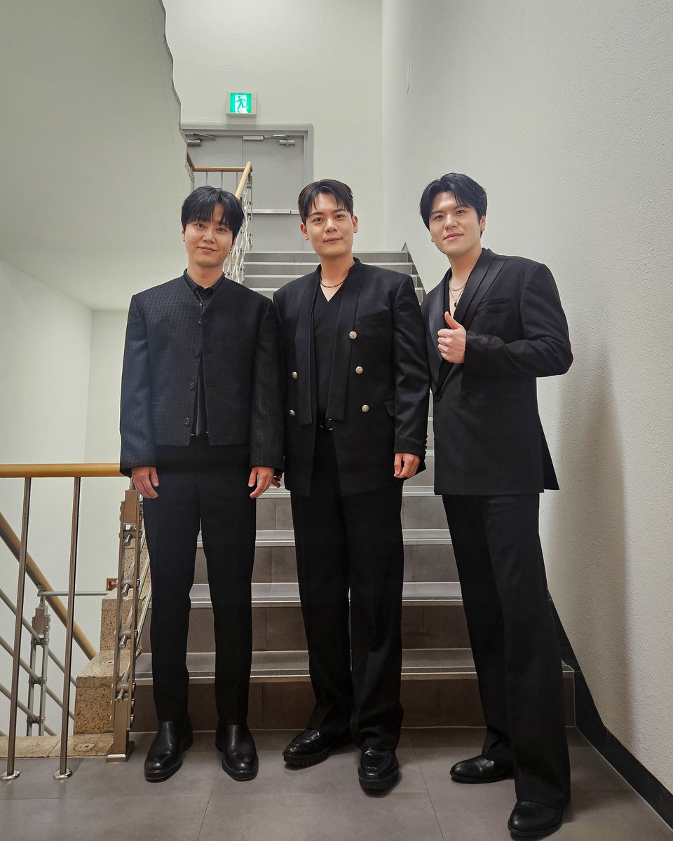 official_lapoem's tweet photo. 경기아트센터와 함께하는 <MBC 가곡의 밤> 녹화

정말 멋있어 어떻게 이렇게 매일매일 좋을 수가 있지? 점점 더 잘생겨지는데 노래도 잘 부르면 정말 어쩌자는 거지? 너무 좋아❗️

함께해 주신 라뷰 감사합니다🫶🏻
조심히 들어가세요🏠

#LAPOEM #라포엠 #가곡의밤
#유채훈 #최성훈 #정민성
#YouChaehoon #ChoiSunghoon #JeongMinseong