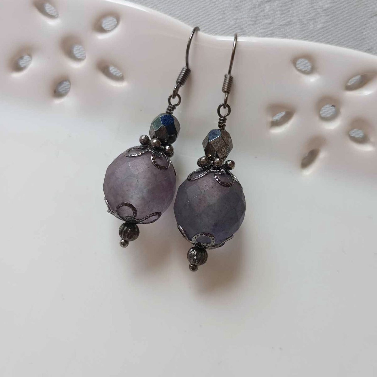 LovesVintage43's tweet image. BUY ANY 2 ITEMS IN STORE, SAVE 10%🧡
Faceted Czech Glass Bead Earrings in Matt Dull Purple,  Gunmetal &amp;amp; Filigree with Fish Hooks, Also in Clip Ons  🧡 #Etsy #CraftBizParty #UKBiz #shopindie #shopsmall #UKMakers #supportsmallbusinesses  lovesvintage43.etsy.com/listing/177618…