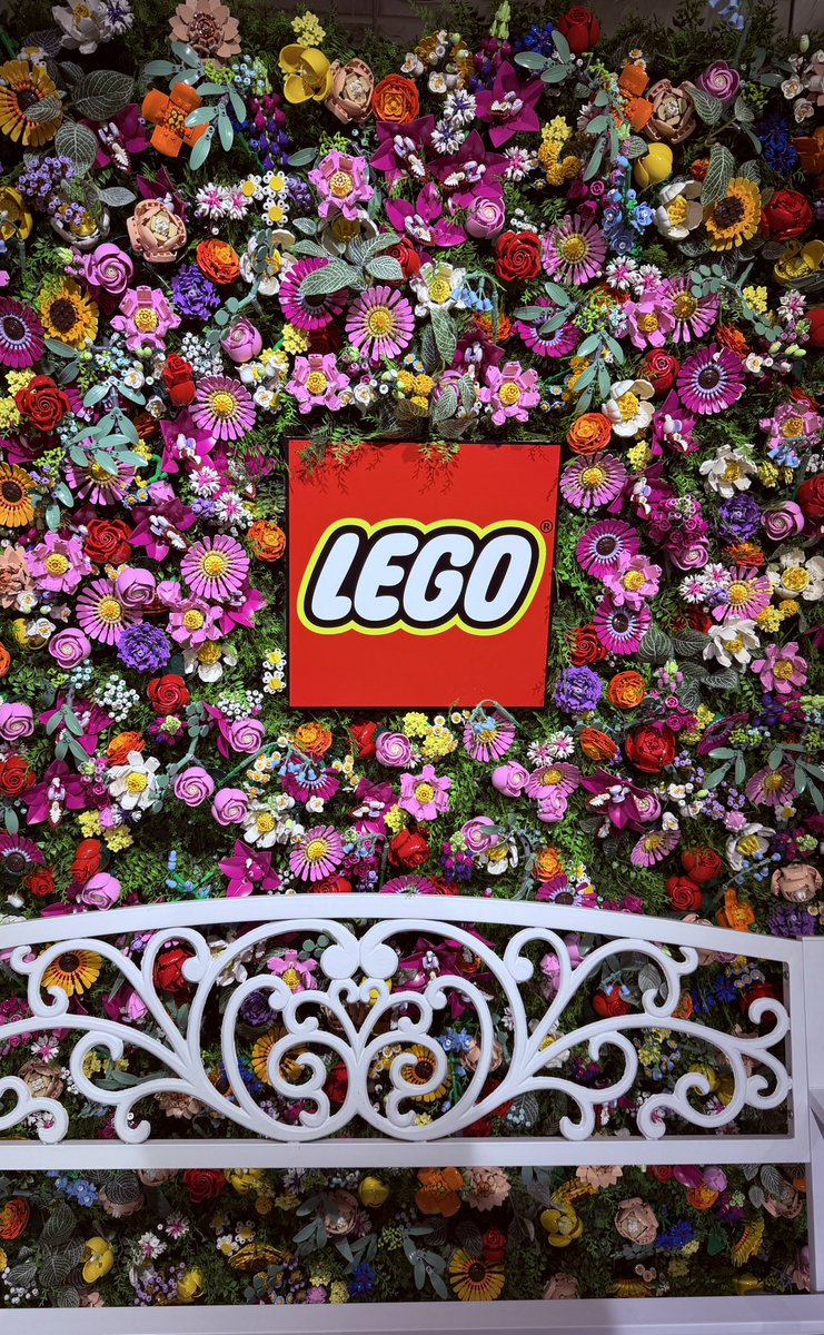 moritoizm's tweet photo. 新宿ルミネでLEGOのポップアップやってた
大きいお花も小さいお花もLEGOなのすごい🌸 https://t.co/26PWf7iJ2i