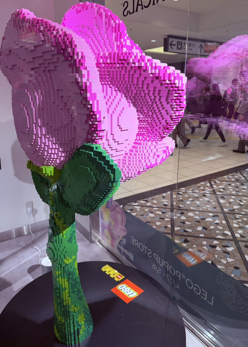 moritoizm's tweet photo. 新宿ルミネでLEGOのポップアップやってた
大きいお花も小さいお花もLEGOなのすごい🌸 https://t.co/26PWf7iJ2i
