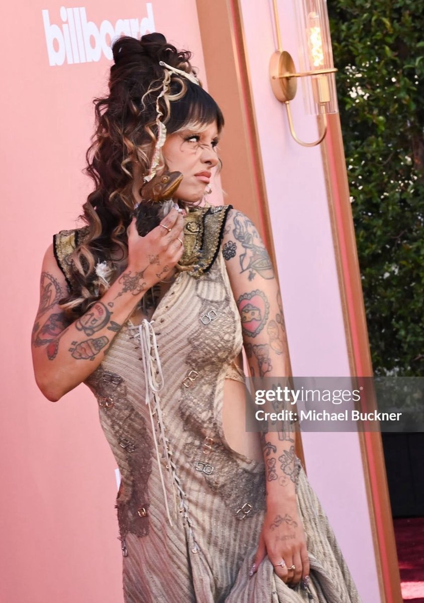 📸| Más fotos profesionales de Melanie posando para los fotógrafos en la alfombra roja de los premios Billboard Women In Music. ❤️