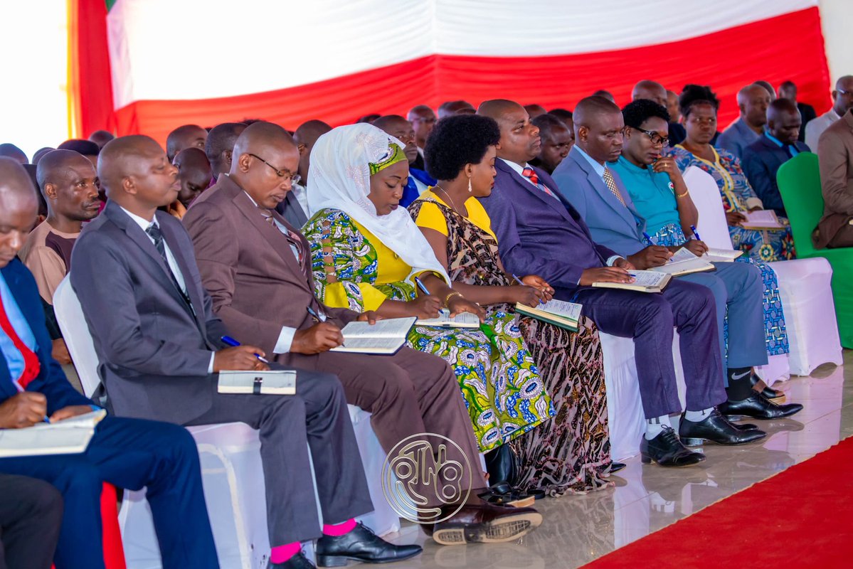 RTNBurundi's tweet image. #Burundi: Gouvernance et responsabilité

𝗟𝗲𝘀 𝗱𝗶𝗿𝗶𝗴𝗲𝗮𝗻𝘁𝘀 𝗮𝗽𝗽𝗲𝗹𝗲́𝘀 𝗮̀ 𝗺𝗶𝗲𝘂𝘅 𝗮𝘀𝘀𝘂𝗿𝗲𝗿 𝗹𝗲𝘂𝗿𝘀 𝗿𝗲𝘀𝗽𝗼𝗻𝘀𝗮𝗯𝗶𝗹𝗶𝘁𝗲́𝘀

𝘓𝘦 𝘗𝘳𝘦́𝘴𝘪𝘥𝘦𝘯𝘵 𝘥𝘦 𝘭𝘢 𝘙𝘦́𝘱𝘶𝘣𝘭𝘪𝘲𝘶𝘦 𝘥𝘶 𝘉𝘶𝘳𝘶𝘯𝘥𝘪, @𝘎𝘦𝘯𝘦𝘳𝘢𝘭𝘕𝘦𝘷𝘢, 𝘢 𝘳𝘦́𝘶𝘯𝘪,