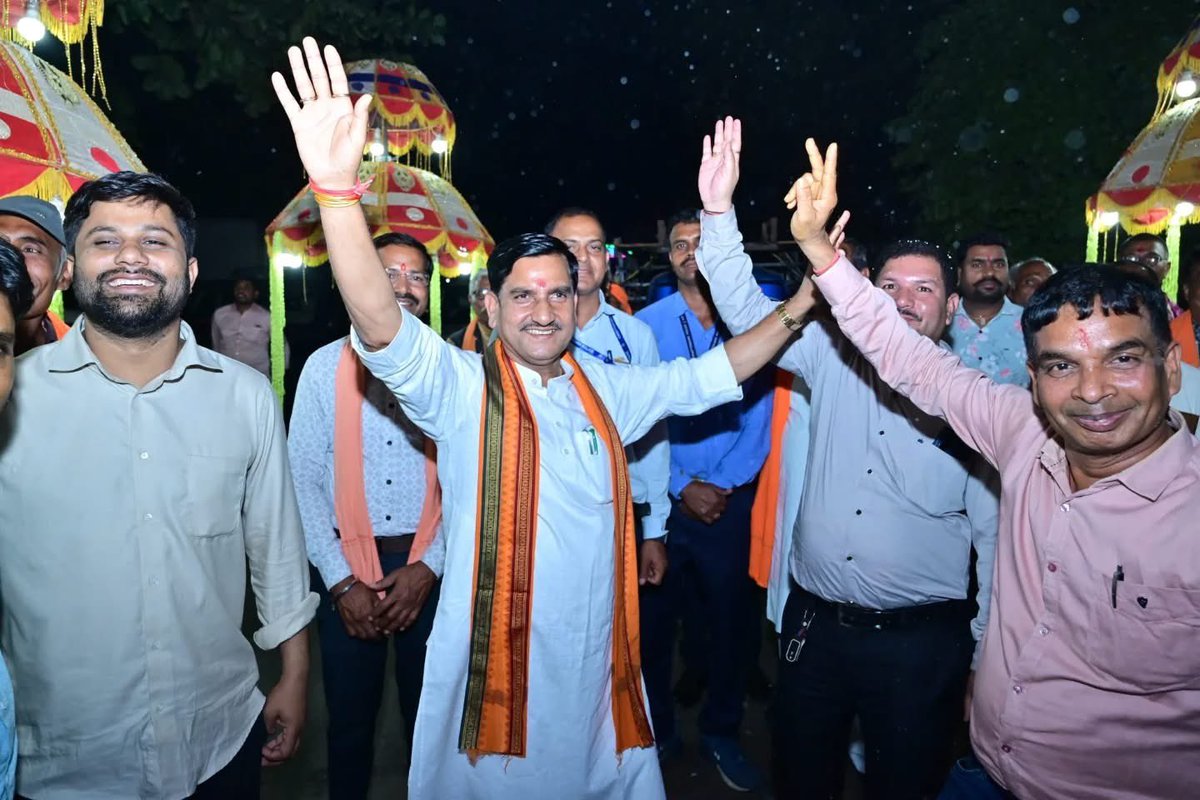 tokhansahu_bjp's tweet photo. कल रात्रि ग्राम खैरा, जयरामनगर (मस्तूरी विधानसभा) में श्री बहोरन साहू जी एवं श्री संदीप साहू जी के यहां आयोजित बारात में सम्मिलित होकर नवदंपति को शुभकामनाएं प्रेषित कीं।

@bjp4cgstate @bjp4india 
#hamarsansadhamartokhan 
#bestwishes #futureendeavors #modikaparivar https://t.co/cnb2Zv3wEn