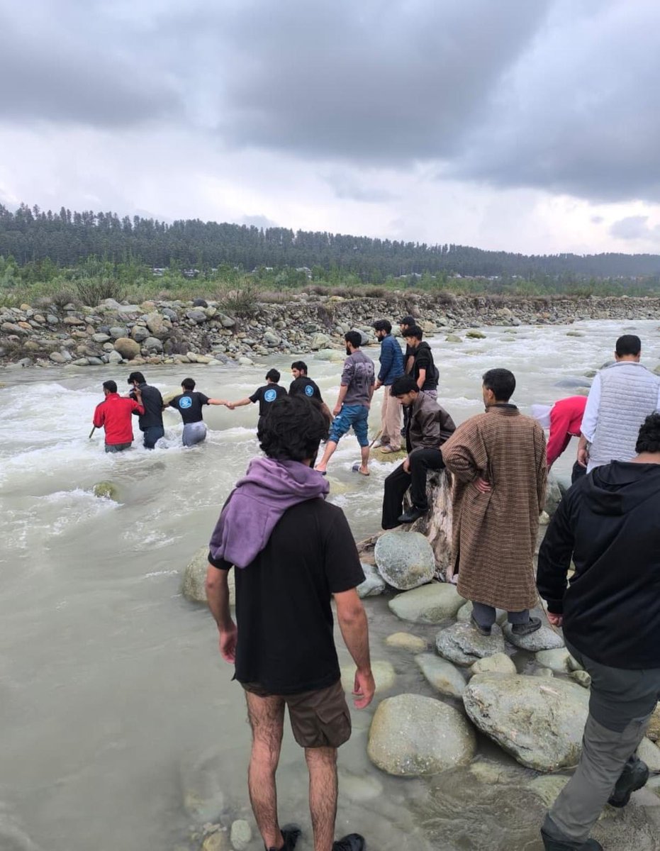 AzYaqoob's tweet photo. Day 5 of the Shopian rescue operation—hope, resilience, and relentless efforts continue. Teams of NDRF, SDRF, Police, and local volunteers stand united in the search along Rambiara river, with full support assured by the administration.
@dmshopian https://t.co/wFAEWjZQW0