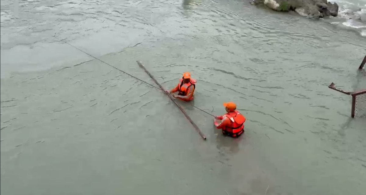 AzYaqoob's tweet photo. Day 5 of the Shopian rescue operation—hope, resilience, and relentless efforts continue. Teams of NDRF, SDRF, Police, and local volunteers stand united in the search along Rambiara river, with full support assured by the administration.
@dmshopian https://t.co/wFAEWjZQW0