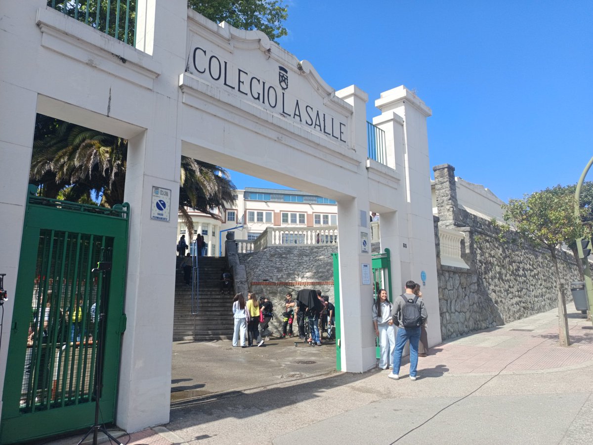 FranDiez_'s tweet photo. Rodaje en el colegio La Salle de la serie La acusación para @NetflixES 
#Santander #Cantabria https://t.co/14BwvAItWP