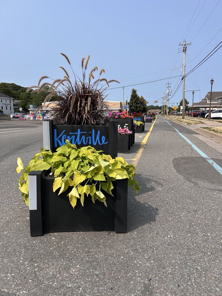 DesertPlanters's tweet image. The Castle #selfwateringplanter enhances outdoor spaces by showcasing multi-level arrangements of flowers &amp;amp; plants while helping to define &amp;amp; structure the area. Thank you for allowing us to share your beautiful photos Ahmad Kadri, Project Engineer @townofkentville #landscape 🇨🇦
