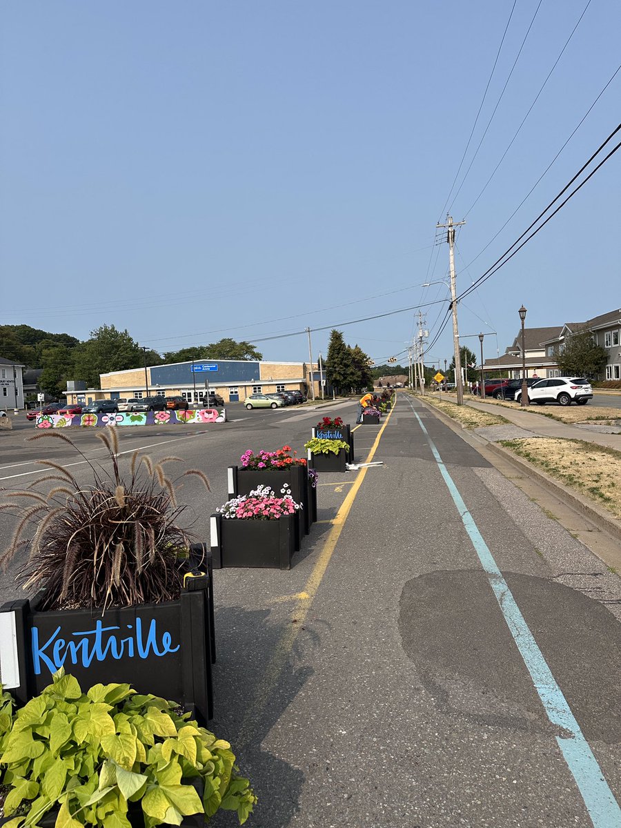 DesertPlanters's tweet image. The Castle #selfwateringplanter enhances outdoor spaces by showcasing multi-level arrangements of flowers &amp;amp; plants while helping to define &amp;amp; structure the area. Thank you for allowing us to share your beautiful photos Ahmad Kadri, Project Engineer @townofkentville #landscape 🇨🇦