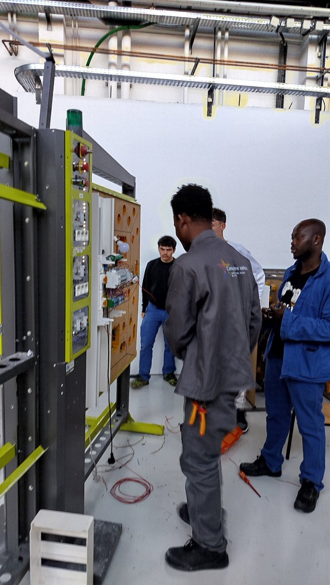 EPLaSalle's tweet image. 🌍✨ Los alumnos de La Salle Paterna finalizan su movilidad en Francia con Saint Joseph.

Han aprendido y comparado los mercados laboral y eléctrico de España y Francia, creciendo en conocimiento, convivencia y espíritu europeo.

#ErasmusPlus #LaSallePaterna #MovilidadEuropea