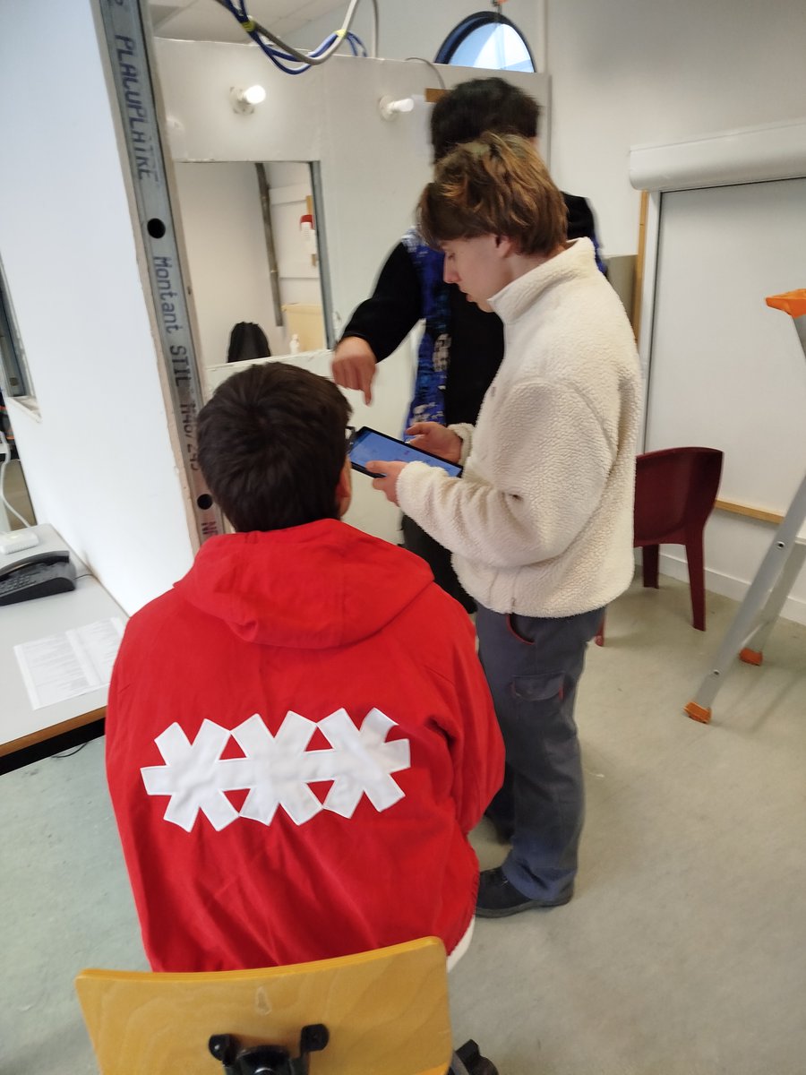 EPLaSalle's tweet image. 🌍✨ Los alumnos de La Salle Paterna finalizan su movilidad en Francia con Saint Joseph.

Han aprendido y comparado los mercados laboral y eléctrico de España y Francia, creciendo en conocimiento, convivencia y espíritu europeo.

#ErasmusPlus #LaSallePaterna #MovilidadEuropea