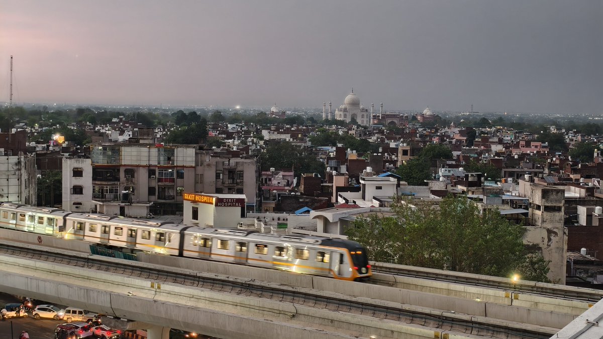 Nutty_4PM's tweet image. Agra !!

.....visiting the city after a decade.....

The city has grown leaps , looks more clean and infra better . 

Here Agra Metro in the backdrop of Taj !!

Wah Taj !!

#tajmahal
#gangahighway
#agra