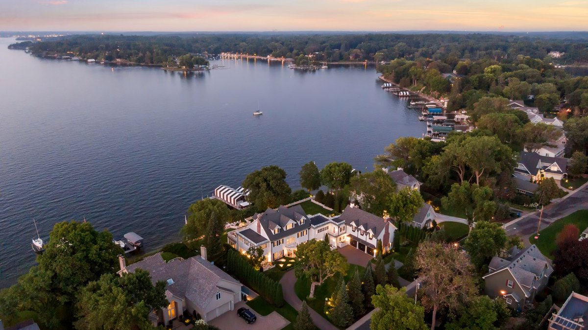 JeffreyDewing's tweet image. * * New Price! * *
The Hamptons on Lake Minnetonka!
20100 Lakeview Avenue l $11,850,000
5 Bedrooms l 7 Bathrooms l 9,926 FSF
176’ of Shoreline with Private Beach
Indoor Sport Court l Pool + Cabana
•
•
#luxuryrealestate #realestate #luxuryhome
