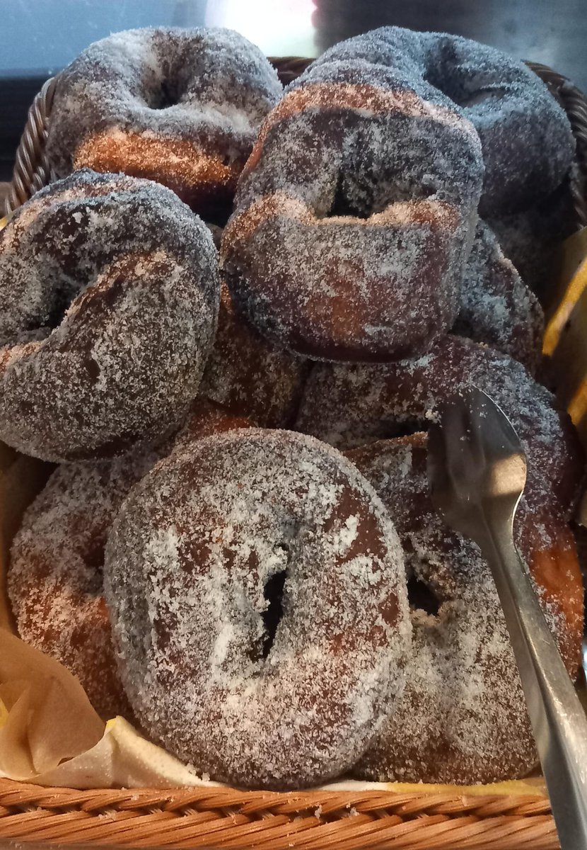 ilemalmi's tweet photo. Hauskaa vappua!
Munkit Pitkäkosken majalta 😋

#vappu https://t.co/2hTy21Do34