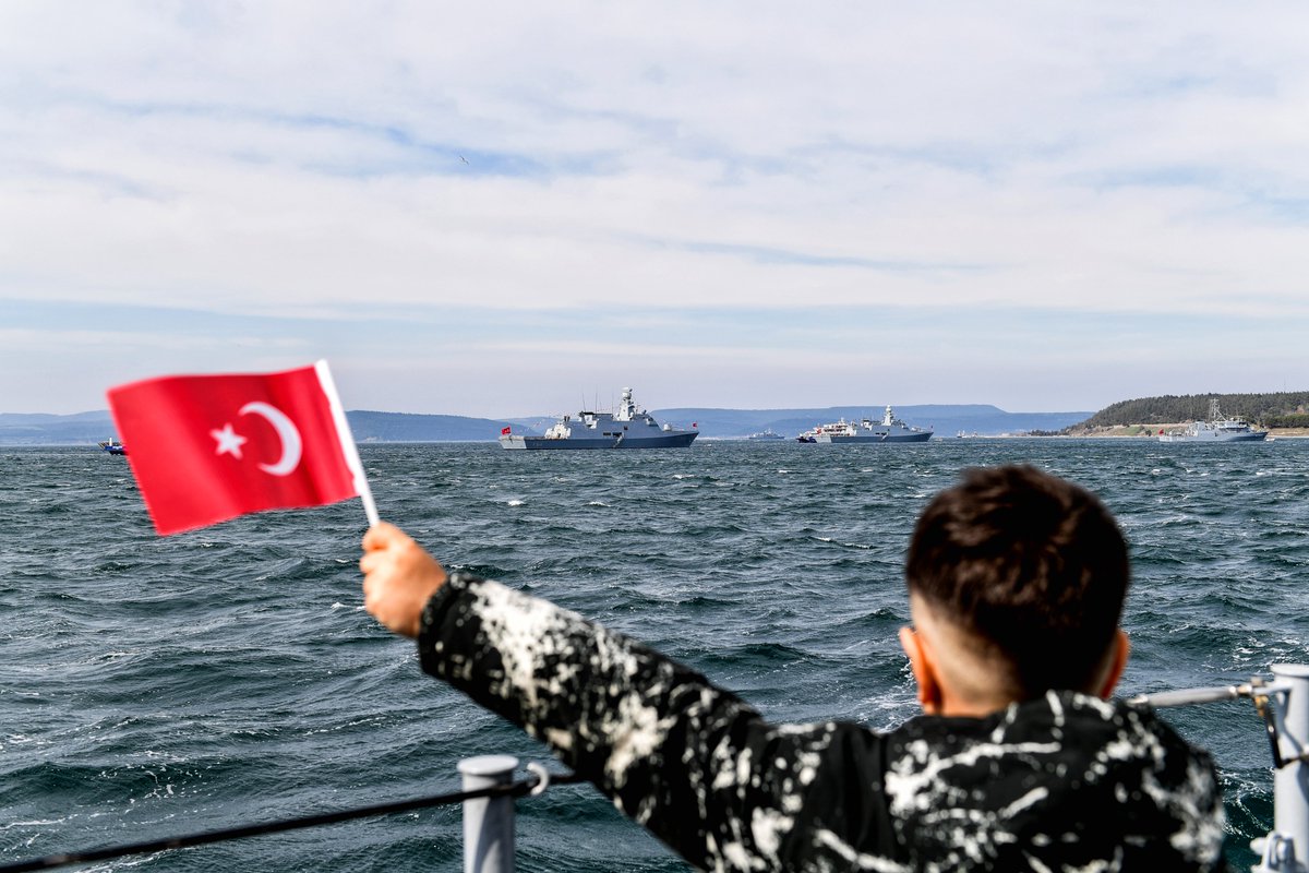 Minik bir yürekte yükselen koca bir destan… 🇹🇷

#MillîSavunmaBakanlığı 
#GününFotoğrafı📸