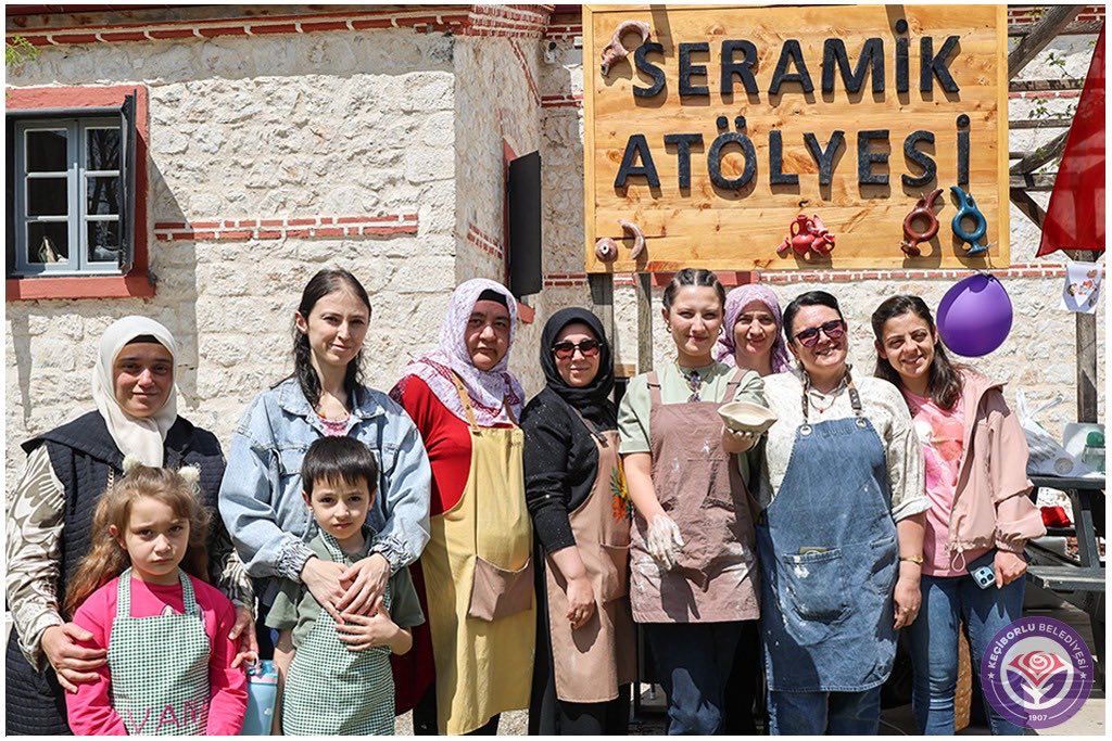 Seramik Sanat Evi'mizde düzenlenen Gonca Anaokulu "Anne ve Çocuk çömlek yapıyor" etkinliğine katıldık. Harika bir gün geçiren çocuklarımızın neşesini keyifle izledik. Programda emeği geçen hocalarımıza, annelerimize ve çocuklarımıza her zaman bugün gibi güzel günler dileriz.
