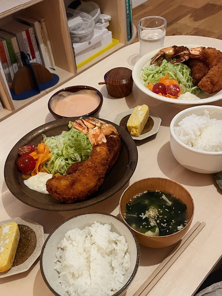 c___a___o_'s tweet photo. ジャンボエビフライを食べると簡単に幸せになれる🍤 https://t.co/Yt5o2UYOWo