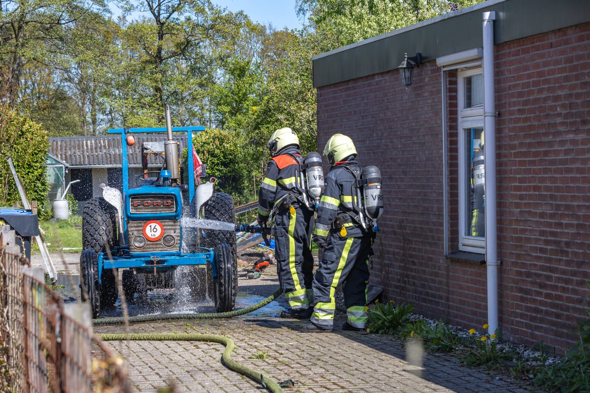 Tractor in brand op oprit van woning Jubbega