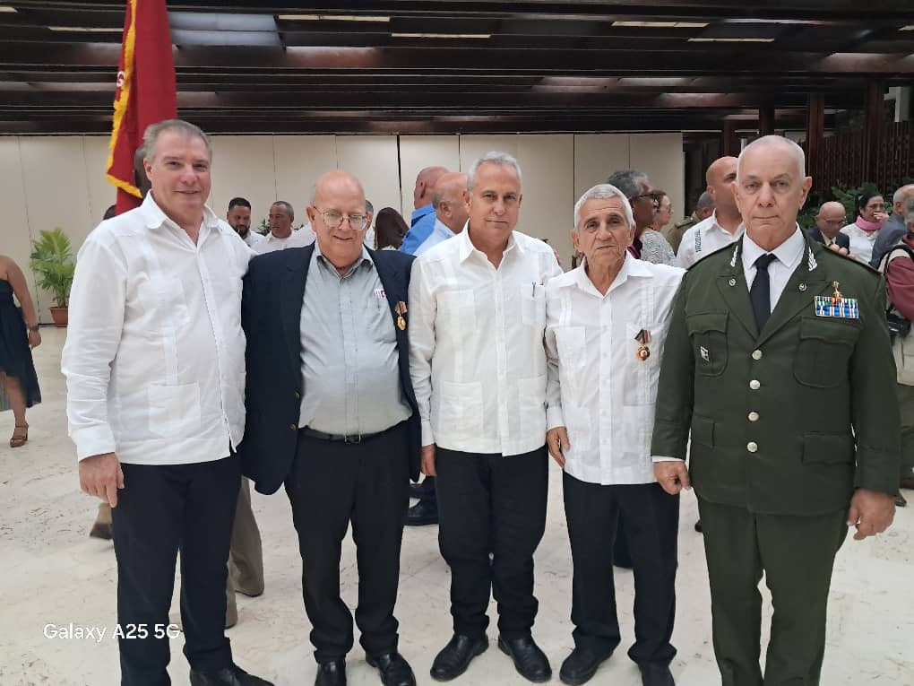 Como parte de las actividades por el #1DeMayo han sido condecorados muchos compañeros que,  desde sus trincheras,  han batallado y cumplido siempre con la Patria. 
#HonrarHonra a trabajadores incansables, que nos legan su ejemplo
#CubaEstáFirme 
#LaPatriaSeDefiende