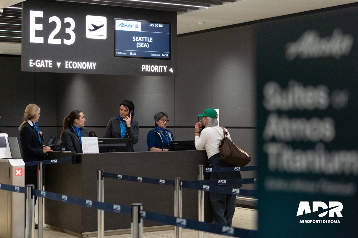 AeroportidiRoma's tweet image. Inaugurato il nuovo volo diretto #Seattle–#Roma operato da @AlaskaAir: primo collegamento della compagnia verso l’Europa e debutto europeo del vettore, con Roma Fiumicino come primo aeroporto servito. 🇺🇸

🌎 Un nuovo link strategico con il Pacifico nord occidentale che rafforza