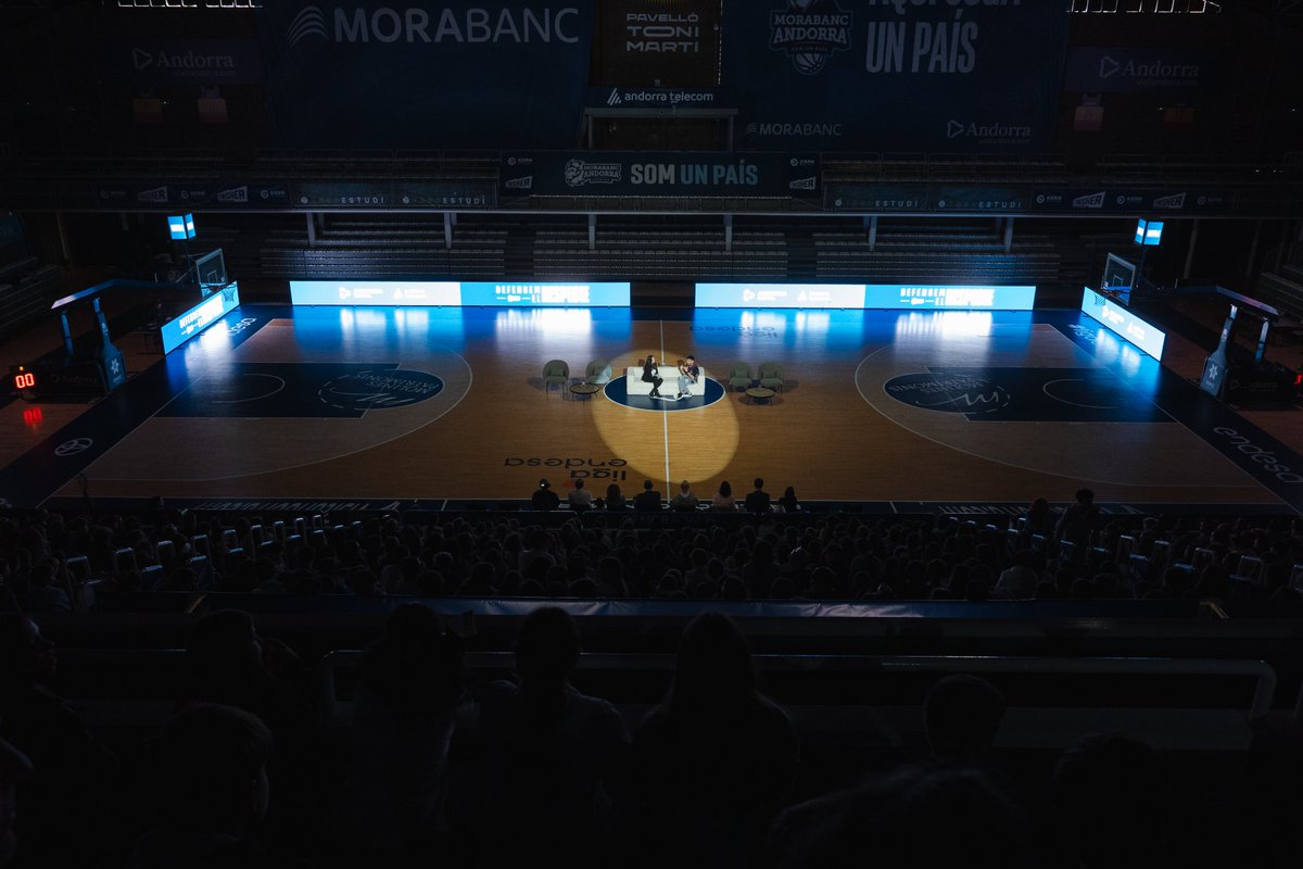morabancandorra's tweet photo. 𝐄𝐥 𝐁𝐂 𝐌𝐨𝐫𝐚𝐁𝐚𝐧𝐜 𝐀𝐧𝐝𝐨𝐫𝐫𝐚 𝐦𝐨𝐛𝐢𝐥𝐢𝐭𝐳𝐚 𝐦𝐞́𝐬 𝐝𝐞 𝟖𝟒𝟎 𝐣𝐨𝐯𝐞𝐬 𝐩𝐞𝐫 𝐚𝐛𝐨𝐫𝐝𝐚𝐫 𝐥’𝐚𝐬𝐬𝐞𝐭𝐣𝐚𝐦𝐞𝐧𝐭 𝐢 𝐞𝐥 𝐜𝐢𝐛𝐞𝐫𝐚𝐬𝐬𝐞𝐭𝐣𝐚𝐦𝐞𝐧𝐭 💙
✍🏻 https://t.co/j70AllnaXj

La jornada “𝗗𝗲𝗳𝗲𝗻𝘀𝗲𝗺 𝗲𝗹 𝗿𝗲𝘀𝗽𝗲𝗰𝘁𝗲”, emmarcada en el Dia Mundial contra l’Assetjament Escolar, posa el focus en la detecció, la comunicació i el paper clau dels observadors

Aquesta ha comptat amb les intervencions de l’educador social Brian Giner; la psicòloga infanto juvenil del SAAS, Bibiana Sans; l’Agent Major del Grup de Delictes Tecnològics de la Policia d’Andorra, Ferran Jordan; i el director de bàsquet formatiu del BC MoraBanc Andorra, David Eudal, davant la presència del president del club, Gorka Aixàs, i de diverses autoritats institucionals.

El missatge ha estat clar: cap situació d’assetjament s’ha de viure en silenci. Parlar-ne, escoltar i actuar a temps pot canviar-ho tot.

#NomesAqui #MaiPor