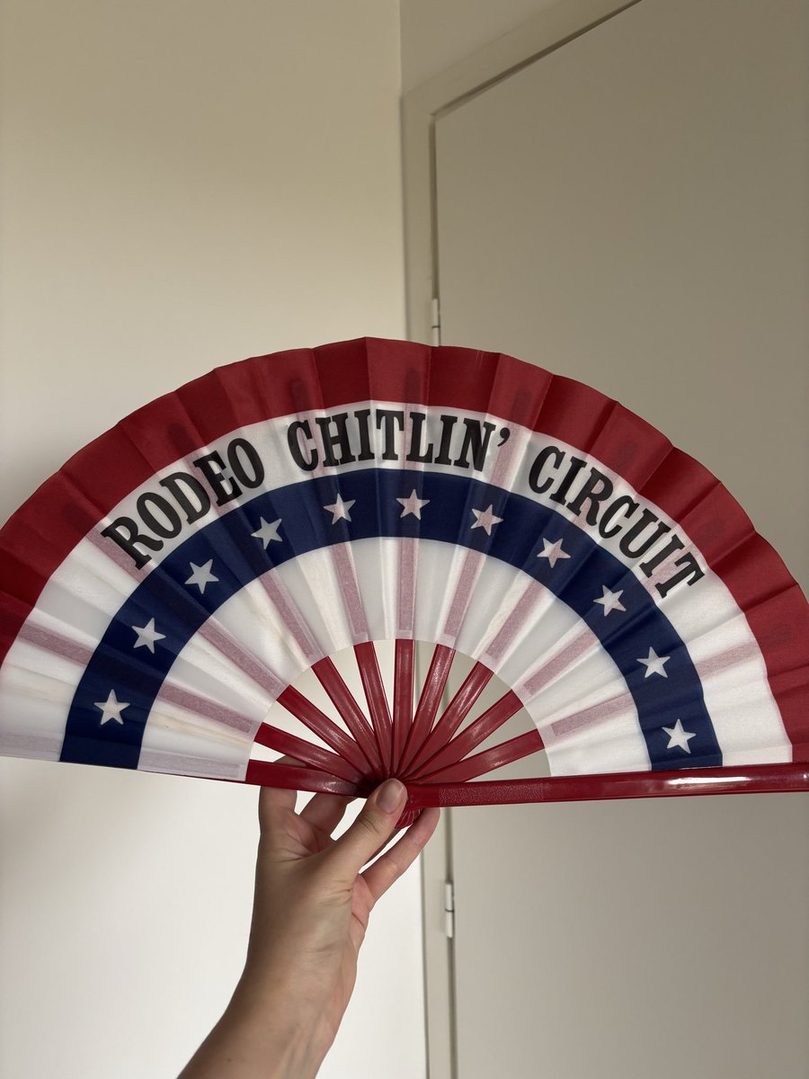 dobrewski's tweet photo. Fans were sold out when I wanted to buy one at CCT. I managed to find one on Vinted for 5€ and I just got it 🙌🏼 https://t.co/WX8UJfef7X